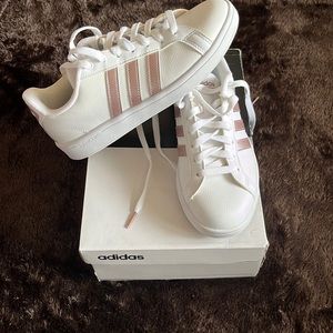 Women’s Tennis Shoes with Pink Stripe